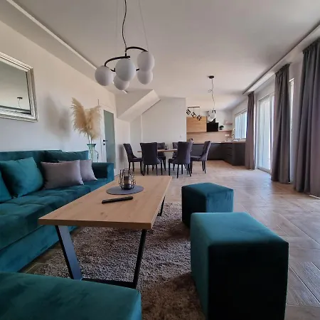 Luxury Lea Villa *