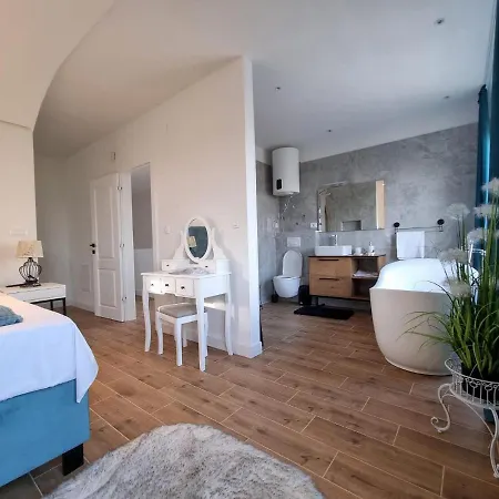 Luxury Lea Villa *