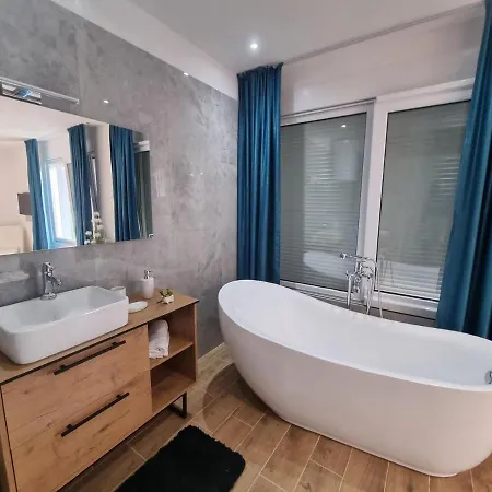 Luxury Lea Villa *