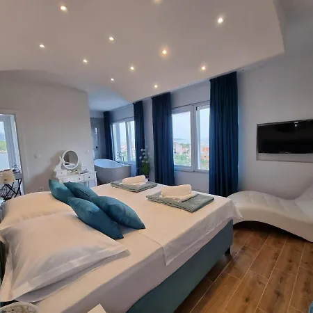 Luxury Lea Villa *