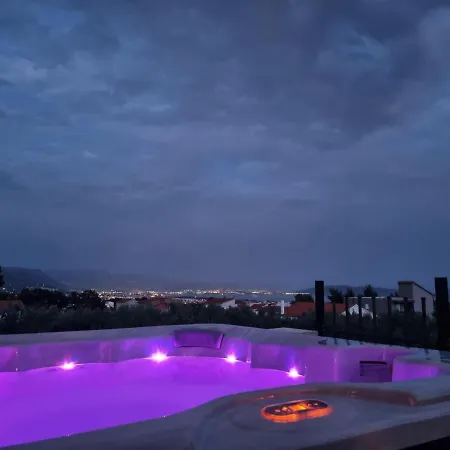 Luxury Lea Villa *
