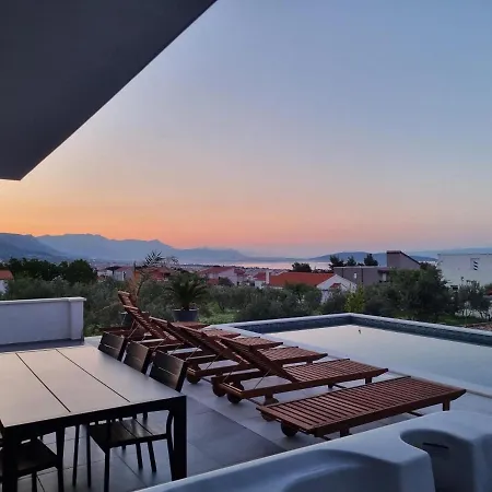 Luxury Lea Villa *