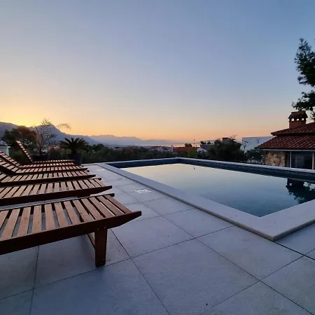 Luxury Lea Villa *